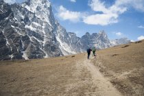 Distant people hiking toward mountains, Pheriche, Khumbu region, Nepal, Asia — Stock Photo