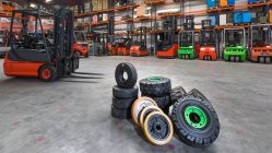 Machines de chariot élévateur et pneus sur le sol dans l'entrepôt — Photo de stock