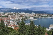 Veduta aerea della città costiera sotto il cielo blu, Split, Croazia — Foto stock