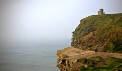 Замок на зеленых скалах у океана, скалы Феера, Ирландия — стоковое фото