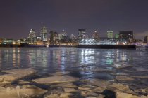 Eisplatten auf montreal harbour bei Nacht, quebec, canada — Stockfoto