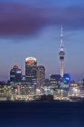 Auckland Skyline leuchtet in der Nacht, Neuseeland — Stockfoto