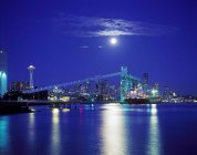 Moon over illuminated Seattle city skyline at night, Washington, Stati Uniti — Foto stock