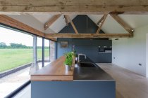 Moderne Küche der umgebauten Scheune — Stockfoto