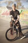 Homem caucasiano andar de bicicleta BMX no parque de skate no Canadá — Fotografia de Stock
