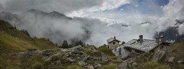 Cabañas de piedra cerca de Mt Blanc trail, Bertone Refuge, Italia - foto de stock