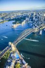 Вид с воздуха на Сиднейский оперный театр и мост в Сиднее, Австралия — стоковое фото