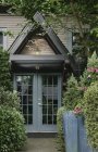 Archway over door of house in Snohomish, Washington, Estados Unidos - foto de stock