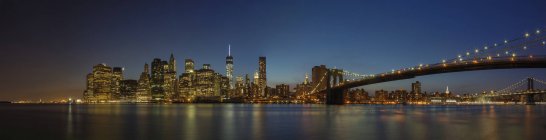 Vista panorâmica da cidade de Nova York horizonte iluminado à noite, Nova York, Estados Unidos — Fotografia de Stock