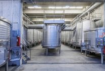 Бочки на заводе по переработке вина, Песо да Регуа, Вила Реал, Португалия — стоковое фото