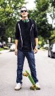Kaukasischer Mann mit Kopfhörern auf Skateboard — Stockfoto