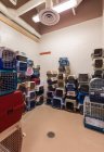Caisses vides pour animaux de compagnie empilées dans la chambre dans un abri pour animaux — Photo de stock