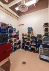 Cajas de mascotas vacías apiladas en la habitación en refugio de animales - foto de stock