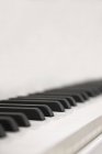 Primo piano dei tasti per pianoforte in bianco e nero a fuoco selettivo . — Foto stock