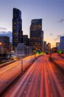 Vista a lunga esposizione del traffico in autostrada urbana, Seattle, Washington, Stati Uniti — Foto stock