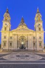 Basílica de Santo Estêvão iluminada ao entardecer, Budapeste, Hungria — Fotografia de Stock