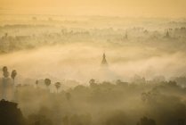 Vista aérea de antiguas torres en el paisaje brumoso de Myanmar - foto de stock
