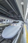 Tren bala de alta velocidad detenido en la estación, Tokio, Japón - foto de stock