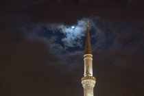 Pleine lune sur la tour de la Mosquée Bleue la nuit, Istanbul, Turquie — Photo de stock