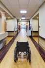Пустое инвалидное кресло в коридоре вспомогательного жилья — стоковое фото