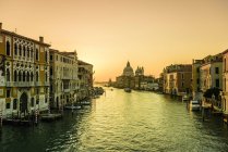 Будинки уздовж водоканалу у Венеції, Італія — стокове фото