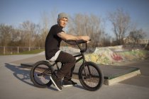 Kaukasischer Mann mit BMX-Fahrrad im Skatepark — Stockfoto