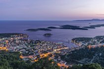 Вид с воздуха на прибрежный город, освещенный ночью, Хвар, Сплит, Хорватия — стоковое фото