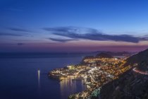 Vista aérea de la ciudad costera iluminada por la noche, Dubrovnik, Dubrovnik-Neretva, Croacia - foto de stock