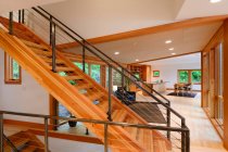Escalera de madera en el hogar moderno - foto de stock