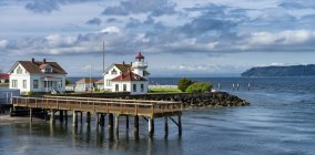 Dock and buildings on scenic coastline, Mukilteo, Washington, États-Unis — Photo de stock