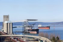 Grúas sobre buque de carga en puerto, Vancouver, Canadá - foto de stock