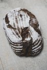 Primer plano de pan recién horneado de pan integral . - foto de stock