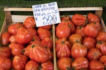 Vista de alto ângulo de tomates de carne Cuore di Bue na banca do mercado italiano . — Fotografia de Stock