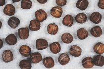 Высокоугольный крупный план свежих грецких орехов на сером фоне . — стоковое фото
