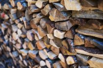 Quadro completo de troncos de lenha empilhados rústicos . — Fotografia de Stock
