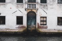 Außenansicht eines vernachlässigten Gebäudes am canale grande in Venedig, Venetien, Italien. — Stockfoto