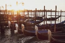 Gondole ormeggiate a Canale Grande a Venezia, Veneto, Italia all'alba . — Foto stock