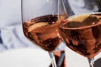 Close-up de dois copos de vinho com bebida alcoólica . — Fotografia de Stock