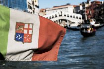 Primer plano de la bandera en la góndola del canal en Venecia, Véneto, Italia . - foto de stock
