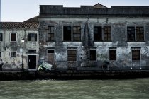 Außenansicht eines vernachlässigten Gebäudes am canale grande in Venedig, Venetien, Italien. — Stockfoto