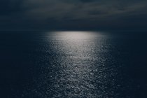 Paisaje de vasta agua del océano en la oscuridad con retroiluminación, Oswald West State Park, Manzanita, Oregon, EE.UU. - foto de stock