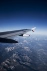 Vista aérea de las montañas de los Alpes desde el avión de pasajeros . - foto de stock