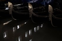 Vista ad alto angolo delle gondole ormeggiate sul Canale Grande a Venezia, Veneto, Italia di notte — Foto stock