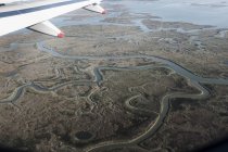 Vista aerea dei canali d'acqua dall'aereo passeggeri . — Foto stock