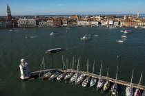 Vista ad alto angolo del Canale Grande a Venezia, Veneto, Italia con gondole ormeggiate sull'acqua — Foto stock