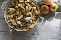 Close-up de assadeira redonda com fatias de maçã . — Fotografia de Stock
