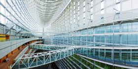 Tokyo International Forum building modern interior, Tokio, Japón - foto de stock