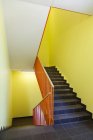 Paredes interiores vazias do hospital e escadas em Parnu, Estonia — Fotografia de Stock