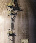Металлическая лестница со стороны промышленного здания с тенями, деталями — стоковое фото