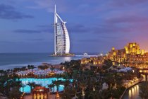 Burj al Arab hotel e Madinat Jumeirah resort em Dubai, Emirados Árabes Unidos — Fotografia de Stock